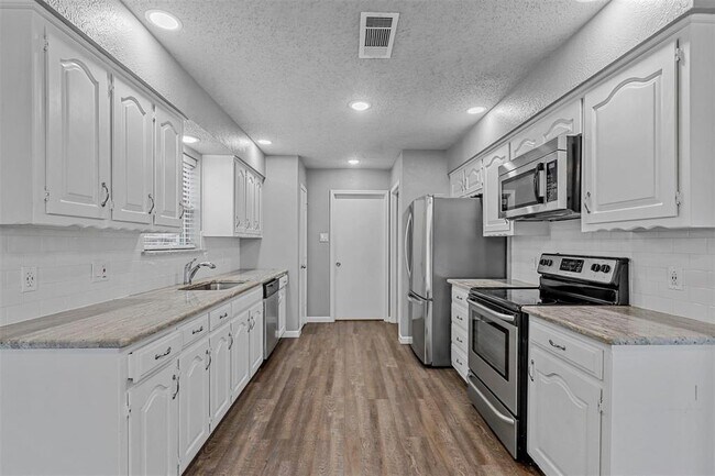 Building Photo - 2909 Lake Park Dr