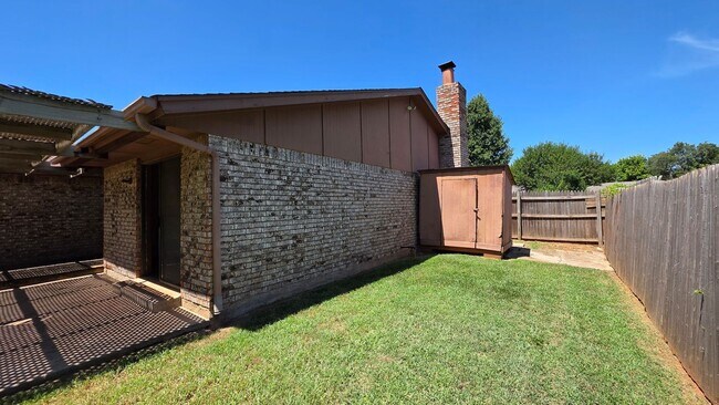 Building Photo - Great 3 Bedroom Home in Yukon!  $1450!