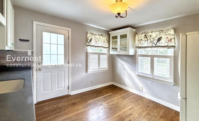 Building Photo - 887 W 10th Ave