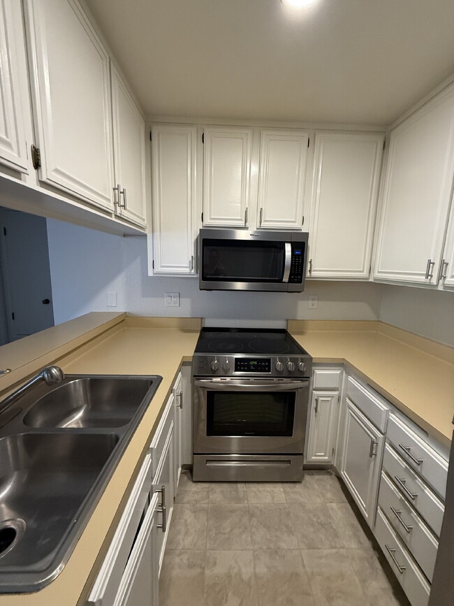 Building Photo - Spacious 3-Bedroom, 2-Bath Multi-Level Home with Balcony, In-Unit Laundry & Dual Parking