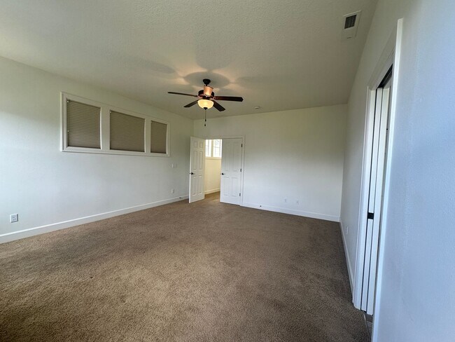 Building Photo - Spacious 3 Bedroom + Bonus Room , club, Across from Park!