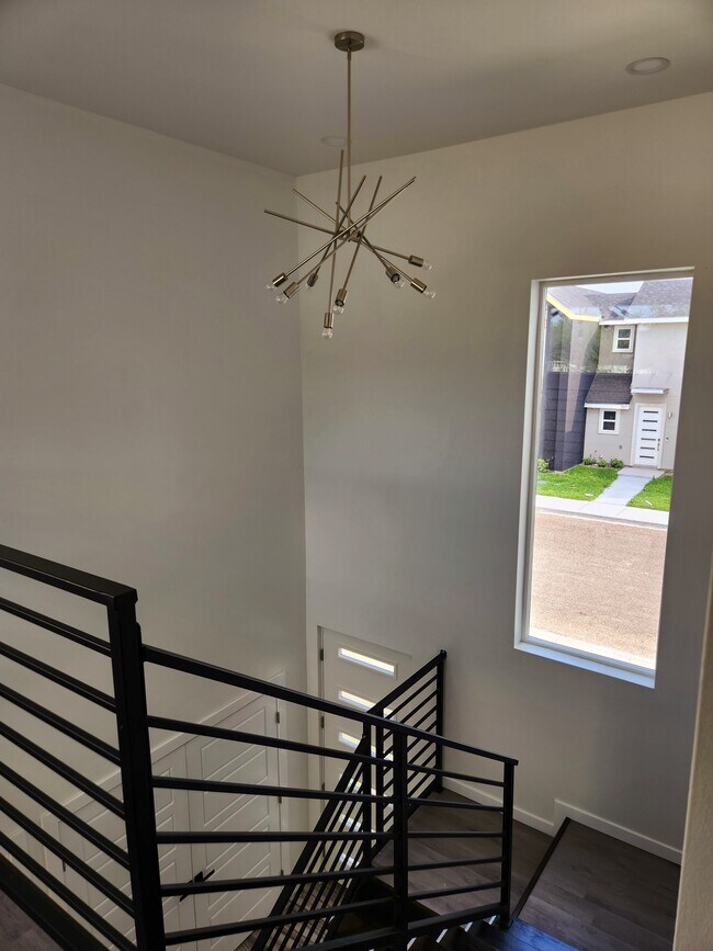 Building Photo - 702 W Seminole Ave