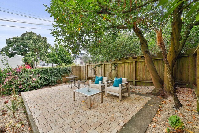 Building Photo - Cole Valley: Bright Top Floor Unfurnished 1 Bed 1 Bath with Garage Parking