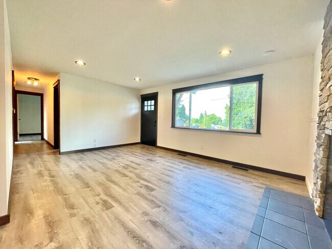 Building Photo - 17606 33rd Pl W