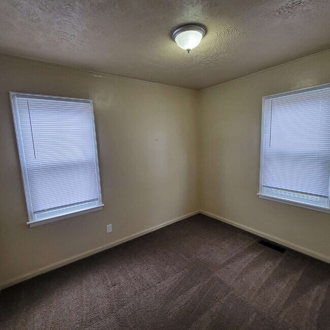 Building Photo - 2/1 with garage/workshop combo (has working electricity)