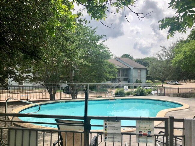 Building Photo - 3204 Menchaca Rd