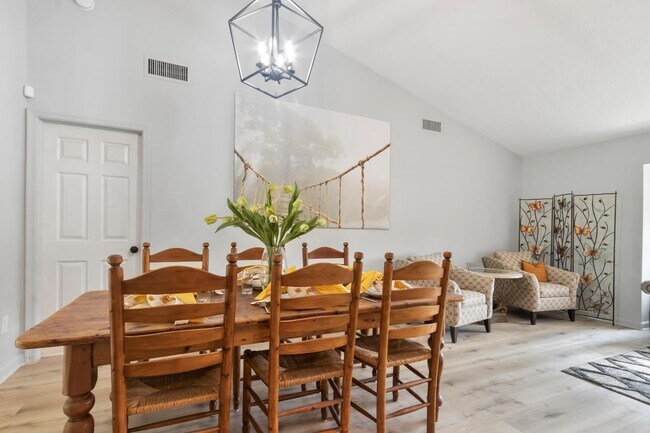 Building Photo - 691 Foresteria Ave