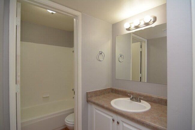 Building Photo - Remodeled 2 Bedroom 1 Bath Townhouse! Grea...