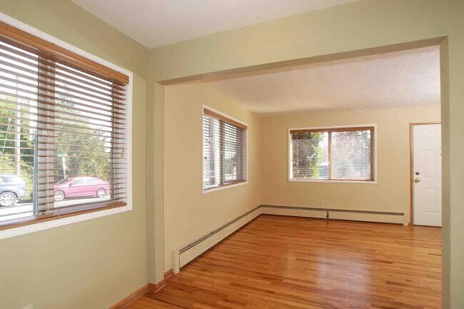 Building Photo - FREE RENT SPRING SPECIAL - 1 Bedroom Condo Near OHSU + Parking