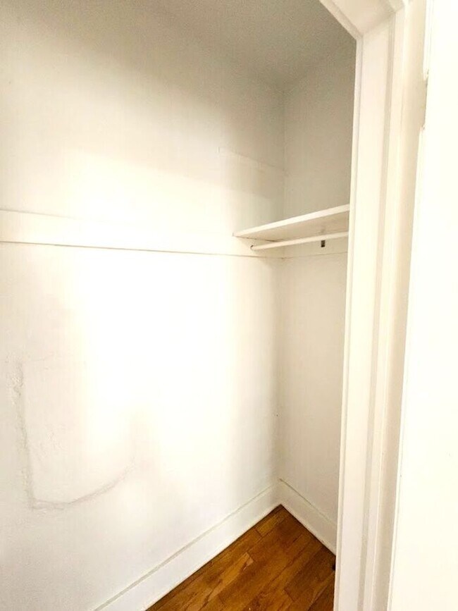 Building Photo - Remodeled 1 BED 1 BATH DUPLEX MIILER'S BLVD HISTORIC DISTRICT