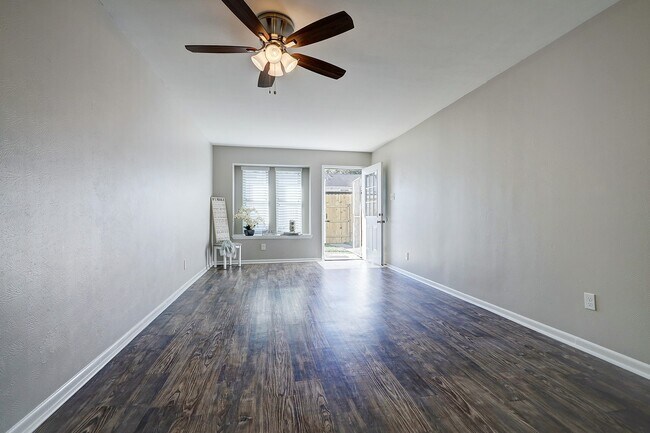 Building Photo - 7913 Ellinger Ln