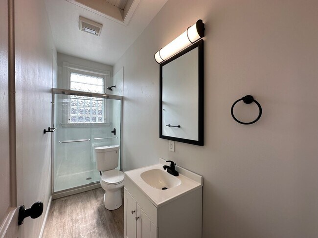 Building Photo - 6 Bed/2 Bath w/Ample Parking Mins. from UC $750/pp ($4500/mo)!