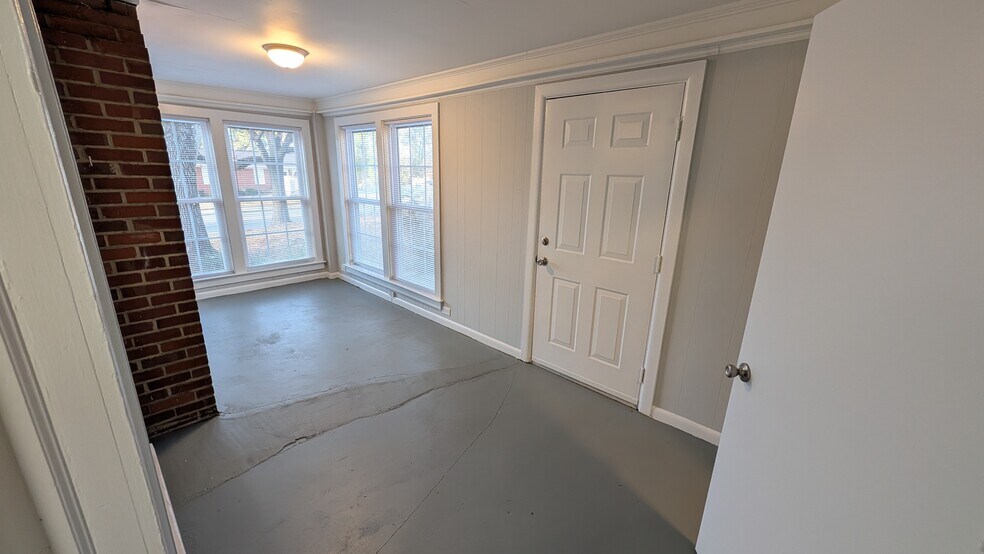 Sun Room - 315 W Courtland Dr