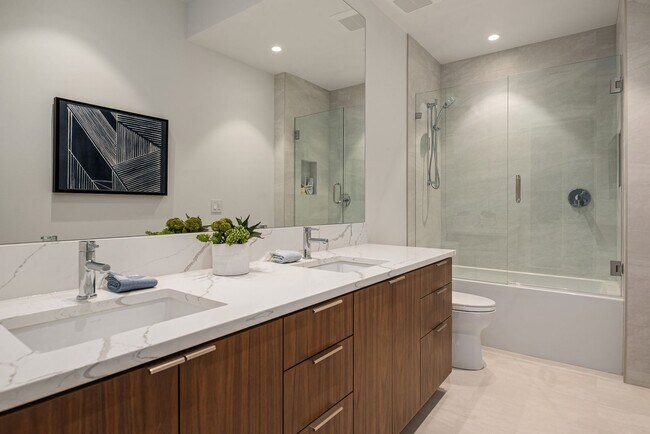 Building Photo - 7Bd/6Ba Bellevue Home