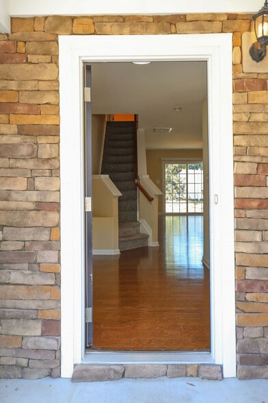 Building Photo - 8843 Thornton Town Pl