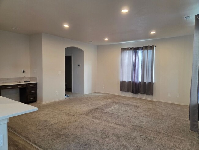 Building Photo - 2-story 3 bed 2.5 bath with garage