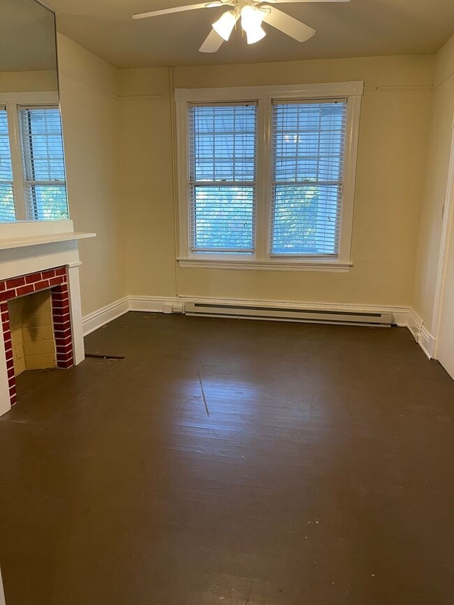 Building Photo - Large 3 bdrm/1 bath Home Within Walking Distance to VCU!