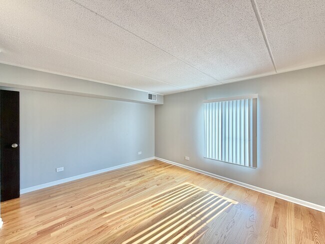 Building Photo - 25-525 N Quentin Rd