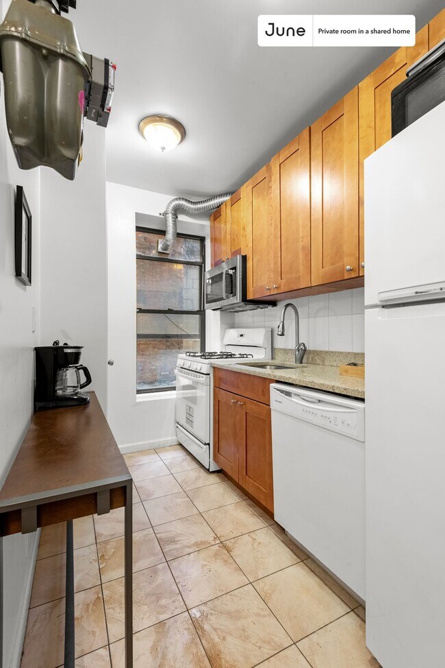 Building Photo - Room in Shared 3 bed/1 bath home