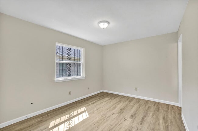 Building Photo - $1,000 OFF first month rent.