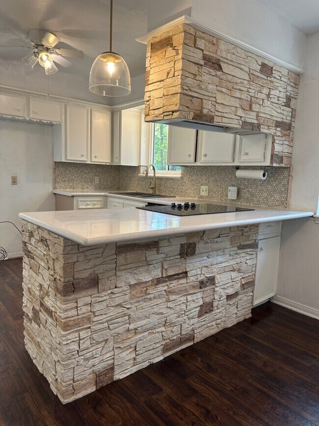 Building Photo - 1914 Indian Shores Rd