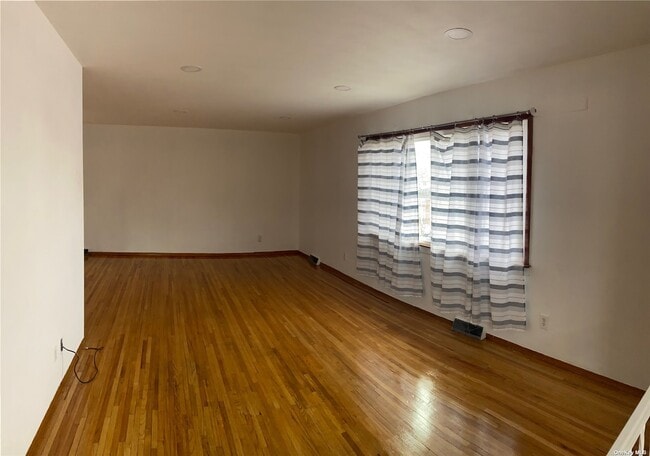 Building Photo - 67 Bay Terrace