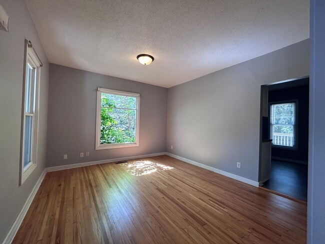 Building Photo - 3 Bed 2 Bath Single Family Home