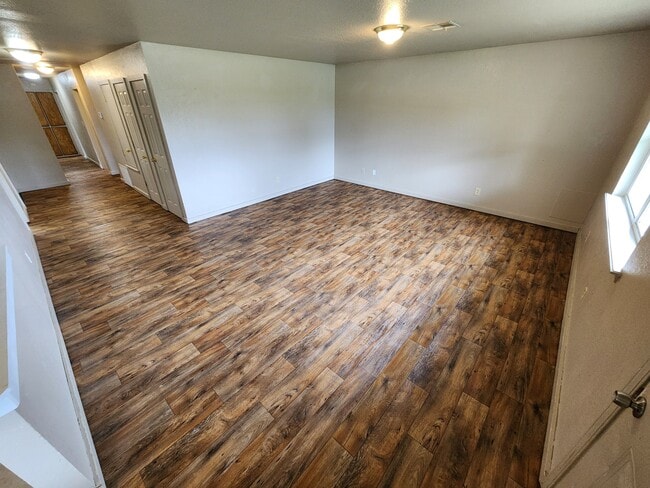 Building Photo - 300 S Cash