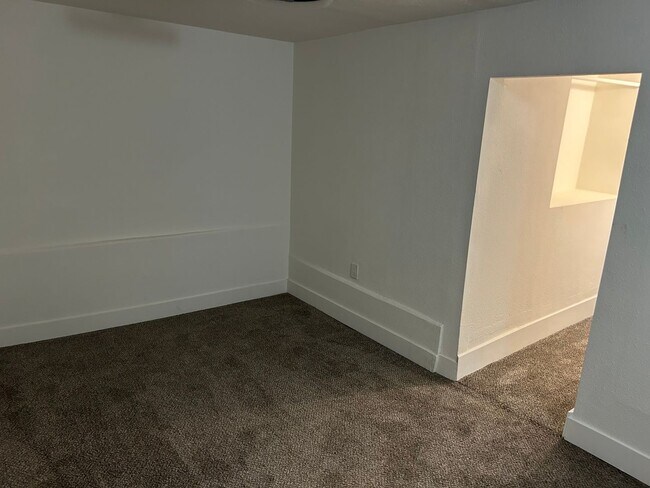 Building Photo - 3 Bedroom Unit Available Now!!
