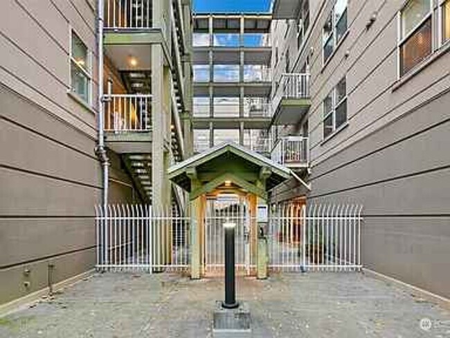 Building Photo - 1 bedroom, 1 bathroom Condo with City View!