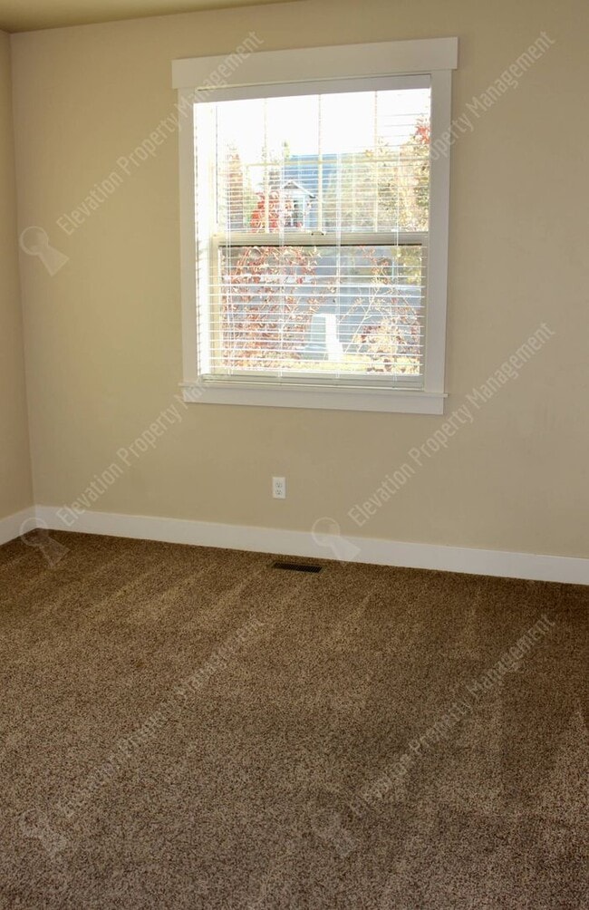 Building Photo - Modern 3 BR with open living space on quie...