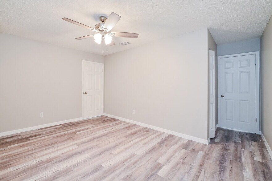 Building Photo - 550 Conure St