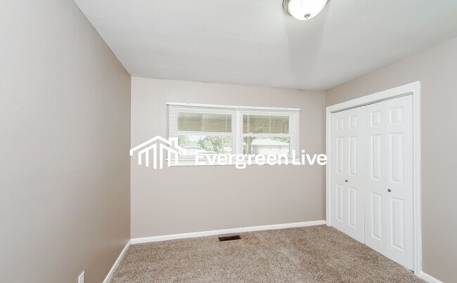 Building Photo - 913 27th Ave NE