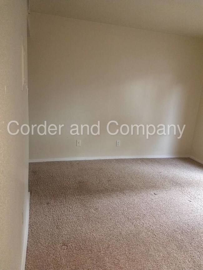 Building Photo - Available Now ! At The Pointe Condominiums