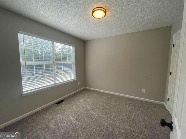 Building Photo - 2200 Burdett Ridge Dr