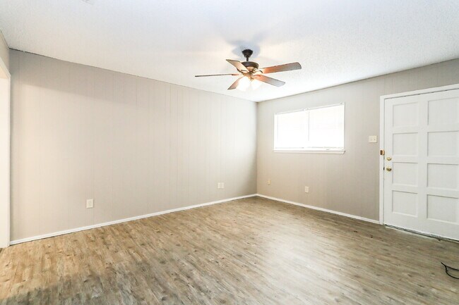 Building Photo - 2 Bedroom Duplex!