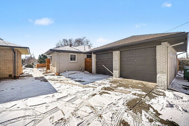 Building Photo - Spacious 3BD/2BA Home in Denver, CO- Available August 1st!