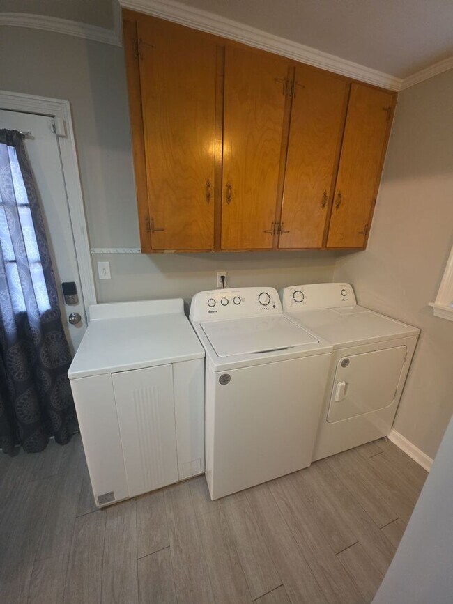 Building Photo - 3-Bedroom Home with Fireplace and Covered Patio in Sparta