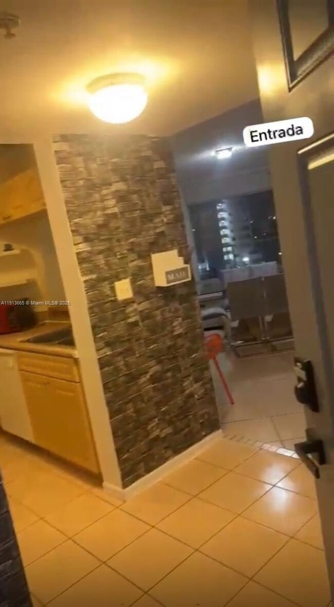 Building Photo - 102 SW 6th Ave