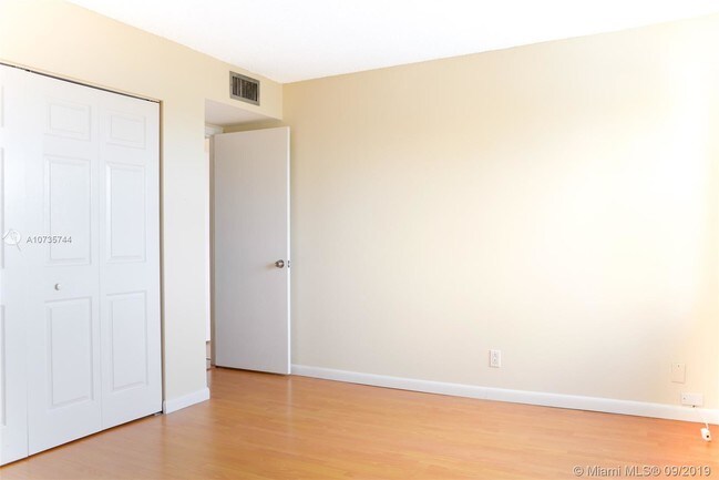 Building Photo - 401 Golden Isles Dr