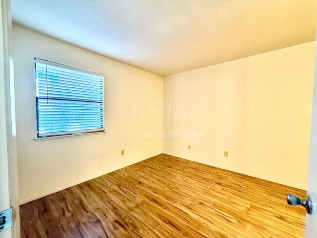 Building Photo - 1537 Pyrenees Ave