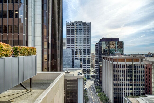 Building Photo - 612 Flower St