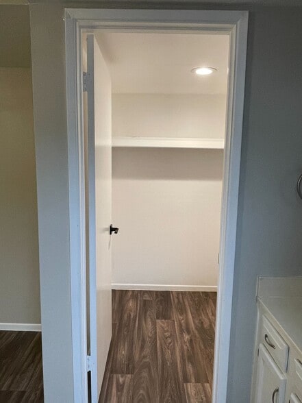 Building Photo - 850 S River Dr