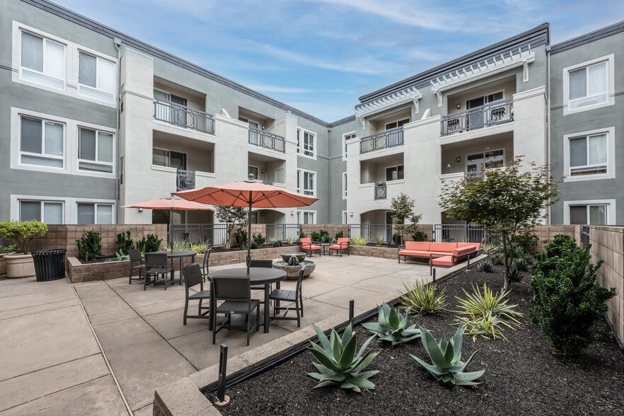 Building Photo - Villa Del Sol