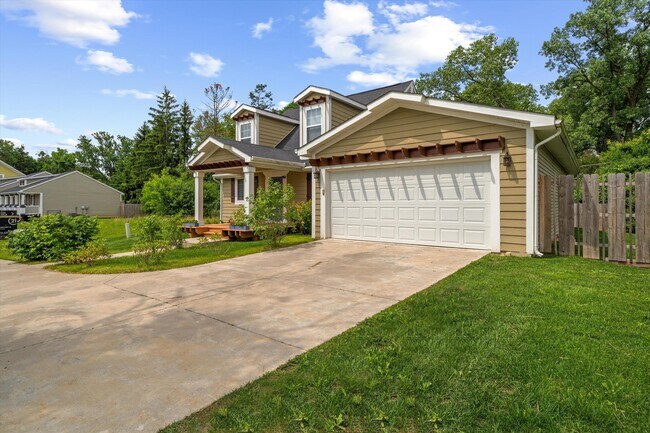 Building Photo - 1 Maple Vlg Ct
