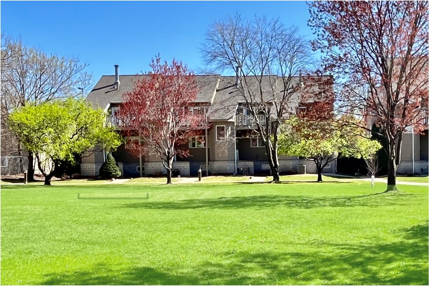 End-unit townhome in private upscale community facing park-like courtyard - 2869 Kenwood Isles Dr