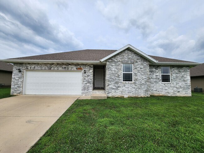 Building Photo - Spacious 3-Bedroom, 2-Bathroom Home AVAILA...