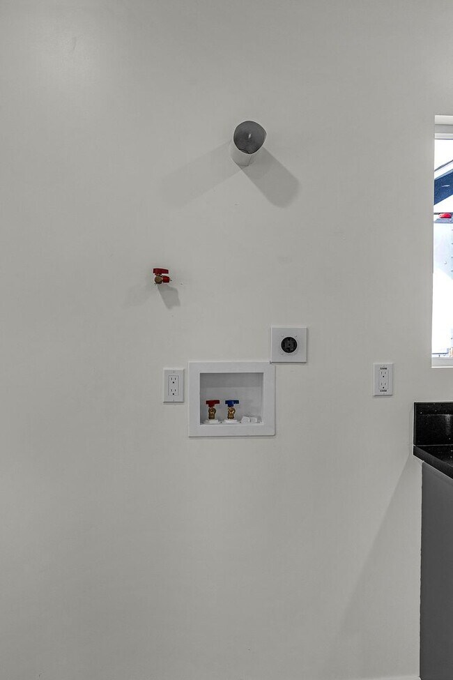 Building Photo - 5842-5840 Denver Ave