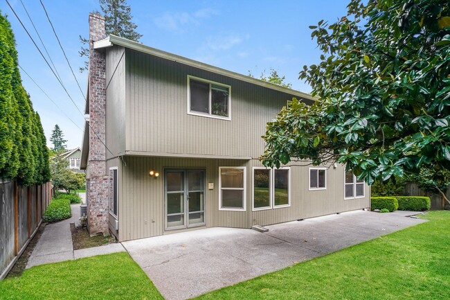 Building Photo - Great 4 bedroom Home Located in the Sought...