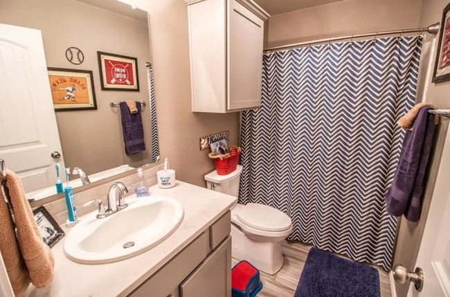 Building Photo - 3/2 in Frenship ISD: Appliances included!!!!